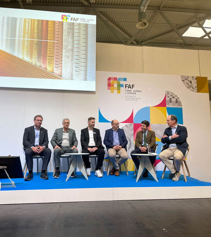 Die Teilnehmer der Podiumsdiskussion: ZVR-Präsident Ralf Vowinkel, Dietmar Ahle, Vizepräsident des Bundesverbands Farbe, Gestaltung, Bautenschutz, Rainer Nüßgen, Verkaufsleiter bei Erfurt & Sohn, Michael Caspar, Vorstand des Verbands der Tapeten, Wolf Kappen, Geschäftsführer Marketing und Vertrieb der Marburger Tapetenfabrik, und Moderator Karsten Brandt, Geschäftsführer des Verbands der Tapeten. "Tapete bleibt wichtiges Einrichtungselement"