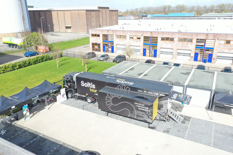 Serge Ferrari mit zwei Trucks durch Europa 