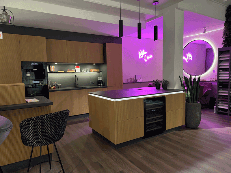 Myr Deco & More<hr>Erfolgreiche Sortimentserweiterung um Küchen<br><br>Nicole und Mario Mayer, Inhaber von Myr Deco & More in Esslingen, haben ihren Betrieb um den Bereich Küchen erweitert und ergänzen so ihr klassisches Raumausstattersortiment, Möbel und Leuchten. Die Entscheidung war Teil eines Konzepts, Komplettlösungen aus einer Hand anzubieten: "Kunden suchen heute einen stilsicheren Partner, der alles koordiniert", sagt Nicole Mayer.<br><br>Im neuen Showroom präsentieren die Mayers seit Oktober 2024 zwei Küchenmodelle – eine hochpreisige Variante und eine budgetfreundliche Option. Sie arbeiten dabei mit einem Küchenplaner und einem Schreiner zusammen, um Qualität und Kompetenz zu gewährleisten. Für das erfahrene Raumausstatter-Paar, das seit über 20Jahren selbstständig ist, war die Sortimentserweiterung ein konsequenter Schritt, um den steigenden Ansprüchen ihrer Kundschaft gerecht zu werden. "Das Thema Küche ist sehr komplex, das kann man sich nicht mal eben aneignen, hier braucht man gute Partner, resümiert Nicole Mayer. "Für uns war es auf jeden Fall die richtige Entscheidung, wir haben im Oktober eröffnet und planen schon die ersten Küchenprojekte. "Kann ein Textiler Einrichter Küchen verkaufen?"