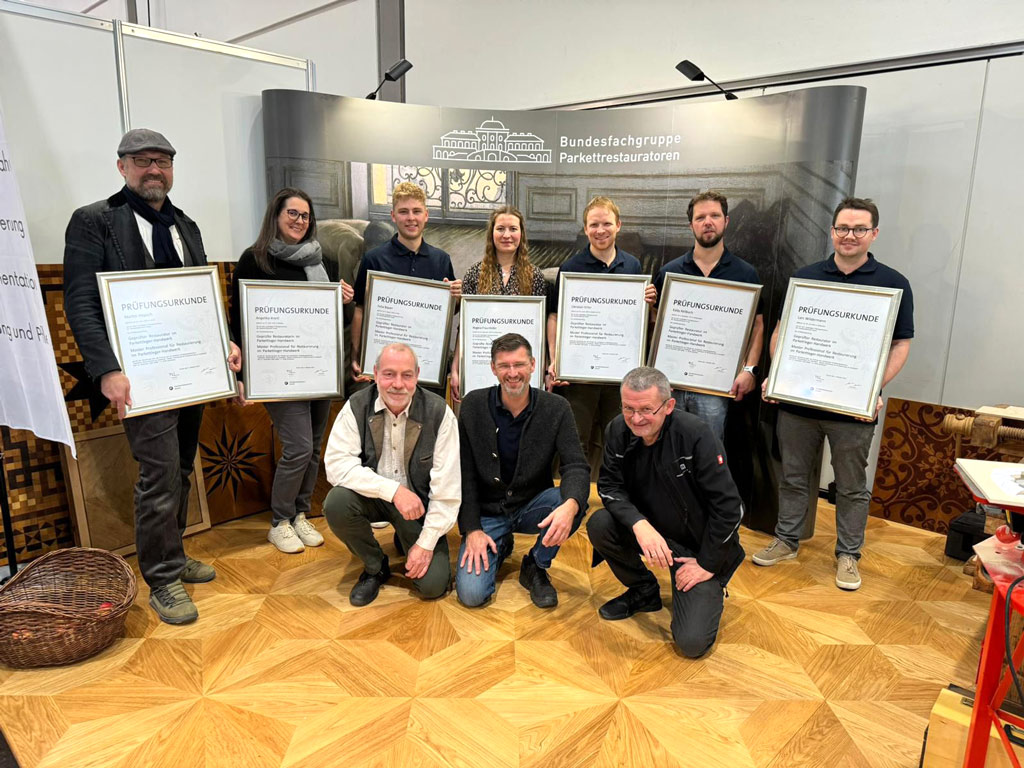 Parkettrestauratoren erhalten Urkunden auf der Denkmal