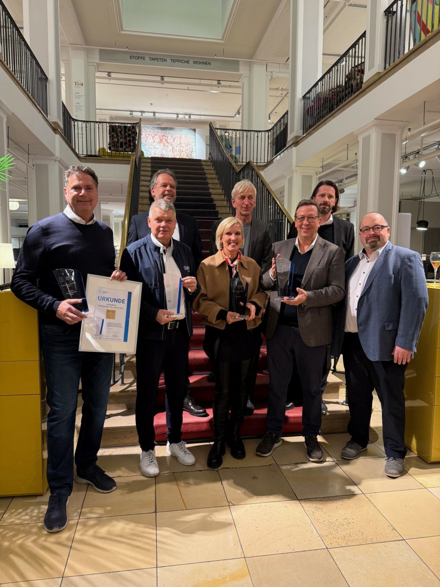 Auszeichnung für das Bodenprojekt des Jahres 2025 (von links): Thomas Böhmler (Böhmler Einrichtungshaus), Jürgen Fuchs (Forbo Flooring), Frank Wittkowski (Uzin Utz), Tanja Peter (Uzin Utz), Uwe Viebrock (Berater für Werbung, Marketing und PR), Harald Niemann (Object Carpet), Marco Fröhlich (Decor Union) und Norbert Rennert (F.D. Beissel Fußbodentechnik).<br> Fünf Höfe Office in München ist Bodenprojekt des Jahres