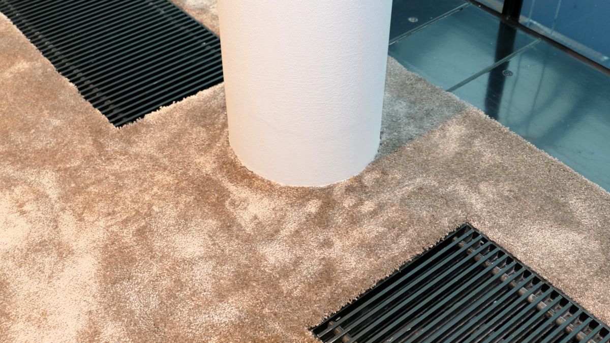 Zum Einsatz kamen unterschiedliche Belagsarten, etwa der ableitfähige Linoleumbelag Forbo Marmoleum Ohmex, Forbo Sportboden, Parkett sowie für die repräsentativen Flächen der hochflorige Velours Silky Seal von Object Carpet (Foto).<br> Fünf Höfe Office in München ist Bodenprojekt des Jahres
