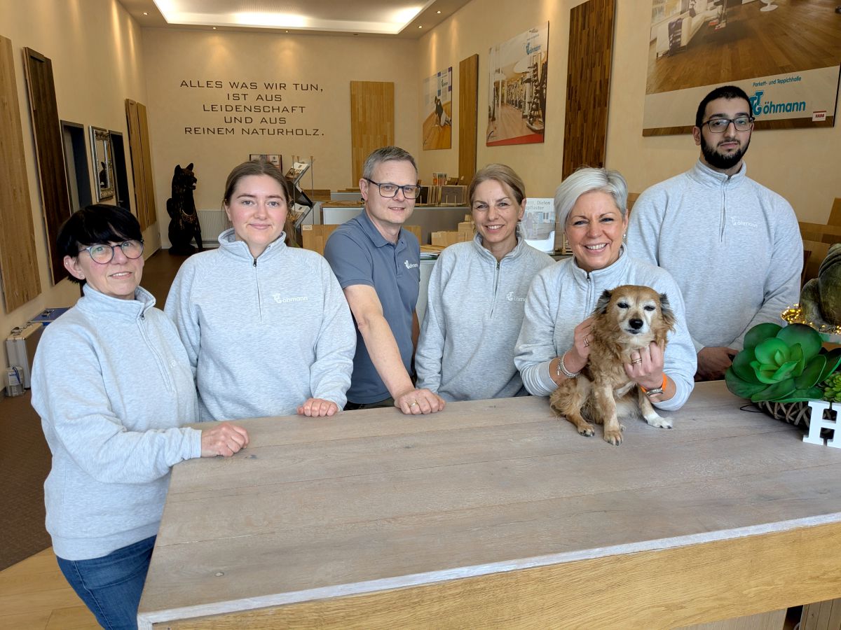 Sie setzen die Tradition des Familienbetriebs fort (von links): Projektleiterin Claudia Baumann, Jana Bollmann (Sekretariat/Buchhaltung), Technischer Leiter Mike Malcherek, die Geschäftsführerinnen Anuschka Schöle und Tanja Göhmann sowie Azubi Tarik Karakus.<br> "Wir glauben an die Stärke des Handwerks"