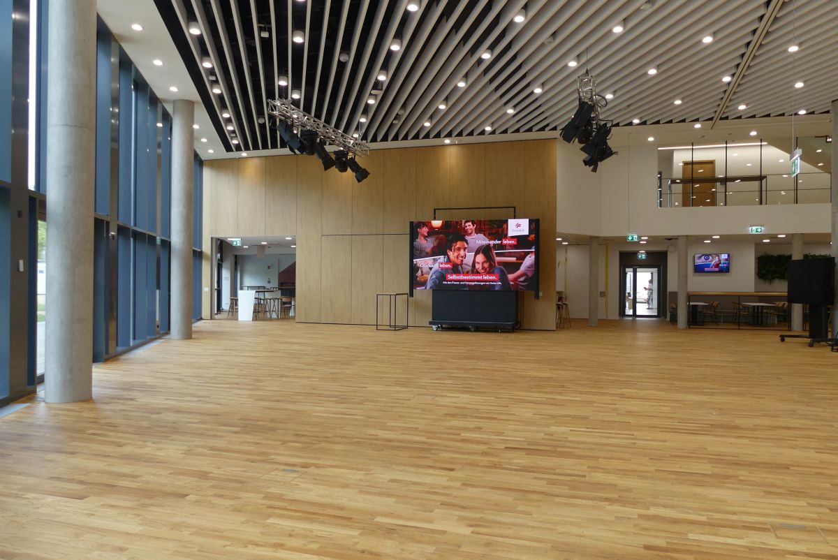 Der Betrieb aus Laatzen führte 2022 am Swiss Life-Standort in Hannover die Bodenbelagsarbeiten im Neubau des Karriere-Campus aus. Dazu zählten rund 1.700 m<span class="hoch">2</span> Parkett- und Treppenarbeiten. Zum Einsatz kam Stabparkett von Gunreben (Eiche Naturell 22 mm, roh), das anschließend mit einem High-Solid-Oil von Loba bearbeitet wurde. Thomsit liefert die Bauchemie.<br> "Wir glauben an die Stärke des Handwerks"