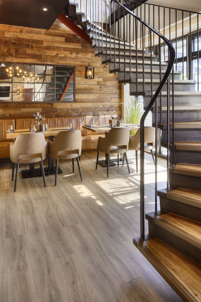 Im Restaurant "Die Schmiede" in Hannover verlegte das Team LVT-Designbeläge von Project Floors aus der Kollektion floors@work (PW 3220). Die Verlegewerkstoffe stammten von Thomsit. Die Handwerker sind hauptsächlich im Großraum Hannover im Einsatz.<br> "Wir glauben an die Stärke des Handwerks"