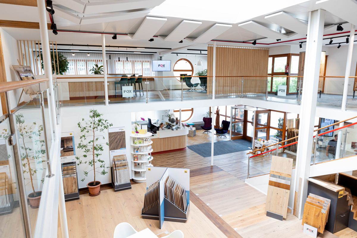 Hell und modern: <br>Der Showroom von <br>Fox Boden in Neuhofen im Innkreis (Österreich) macht Lust auf Bodenbeläge. Der Arbeitsplatz der Zukunft