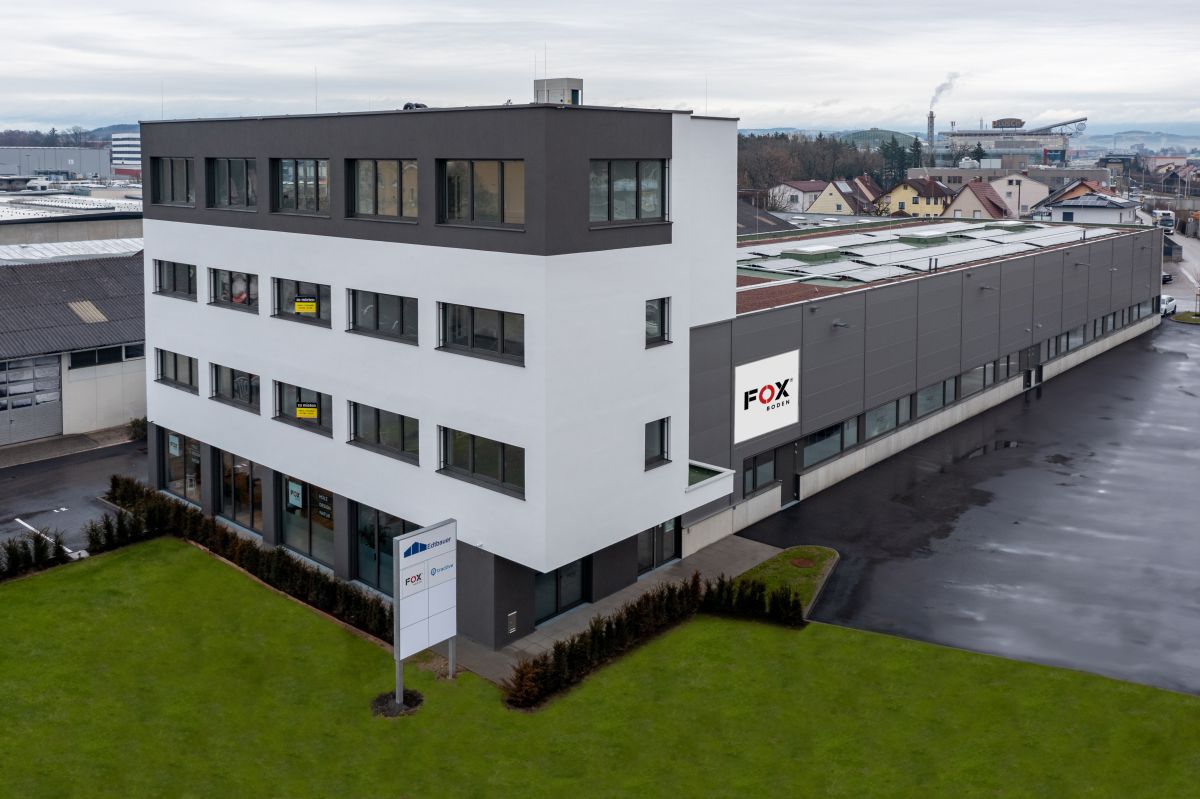 Daten + Fakten<br>Fox Boden <br>Fox Boden GmbH<br>Molkereiweg 3<br>A-4912 Neuhofen im Innkreis (Österreich)<br>Tel.: +43 77 52 / 70 22 20<br>office@fox.at<br>www.fox.at<br><br>Geschäftsführer: <br>Michael Reiter<br>Gründung: 1994<br>Schauräume & <br>Betriebsstätten: Neuhofen im Innkreis, Pasching und Rum bei Innsbruck<br>Mitarbeiter: rund 60 Der Arbeitsplatz der Zukunft