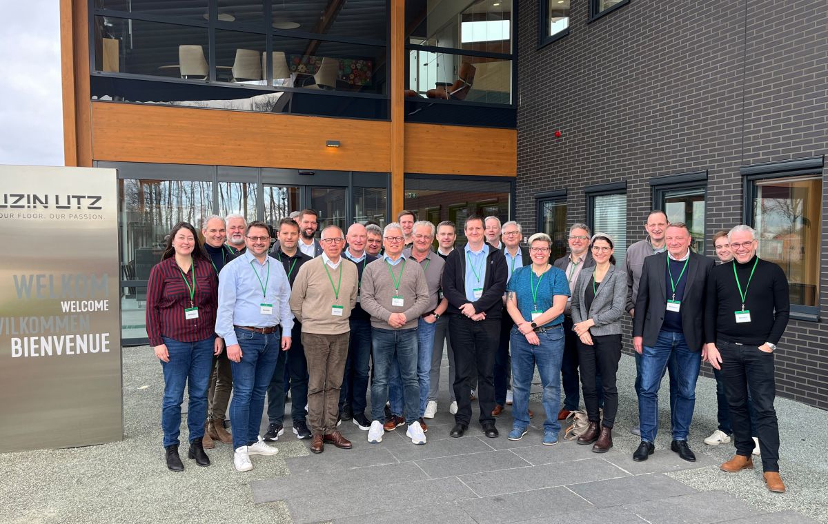 Die Teilnehmer der Tagung (von links): Dr. Melike Bayram (Evonik), Alwin Proppe (Dr. Schutz), René Werner (Forbo Flooring), Carsten Gandera (Uzin), Kelvin Rynhart (Tramex), Maik Evers (Mapei), Volkmar Halbe (FEB), Bernhard Grewing (Tramex), Ralf Putze (Unilin), Norbert Böhm (Uzin), Sven Müller (Windmöller), Norbert Lauhöfer (Carl Prinz), Hendrik Thoms (Sika Deutschland/Schönox), Thomas Neuhaus (Eurofins), Ingo Aulich (Project Floors), Wolfram Schreiner (PCI), Stefanie Rau (Altro), Artur Podkowa (Stauf), Martina Kandler (Lott Lacke), Stephan Winkler (Tarkett), Bernd Greve (Project Floors), Florian Guttenbacher (TFI Aachen) und Jörg Dronia (Wulff). Auf dem Foto fehlen: Andreas Cellar (Leister), Rüdiger Dicke (Unifloor), Martin Kupka (Ardex) und Uwe Viebrock (wellcomm).<br> Facelifting für FEB-Literatur geplant
