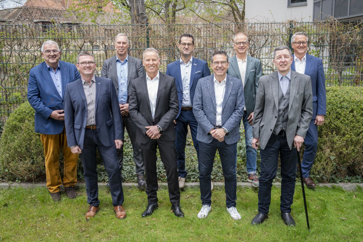Der neue Vorstand des VDPM (von links): Thomas Utermöller, Jens Schmidt, Robert Fritzsche, Dr. Markus Pfeuffer, Karl Minichmair, Christian Poprawa, Matthias Brox, Thomas Mothes und Christoph Dorn. Es fehlen René Grupp und Heiner Röhr.<br> Mitgliederversammlung setzt Impulse für die Branche