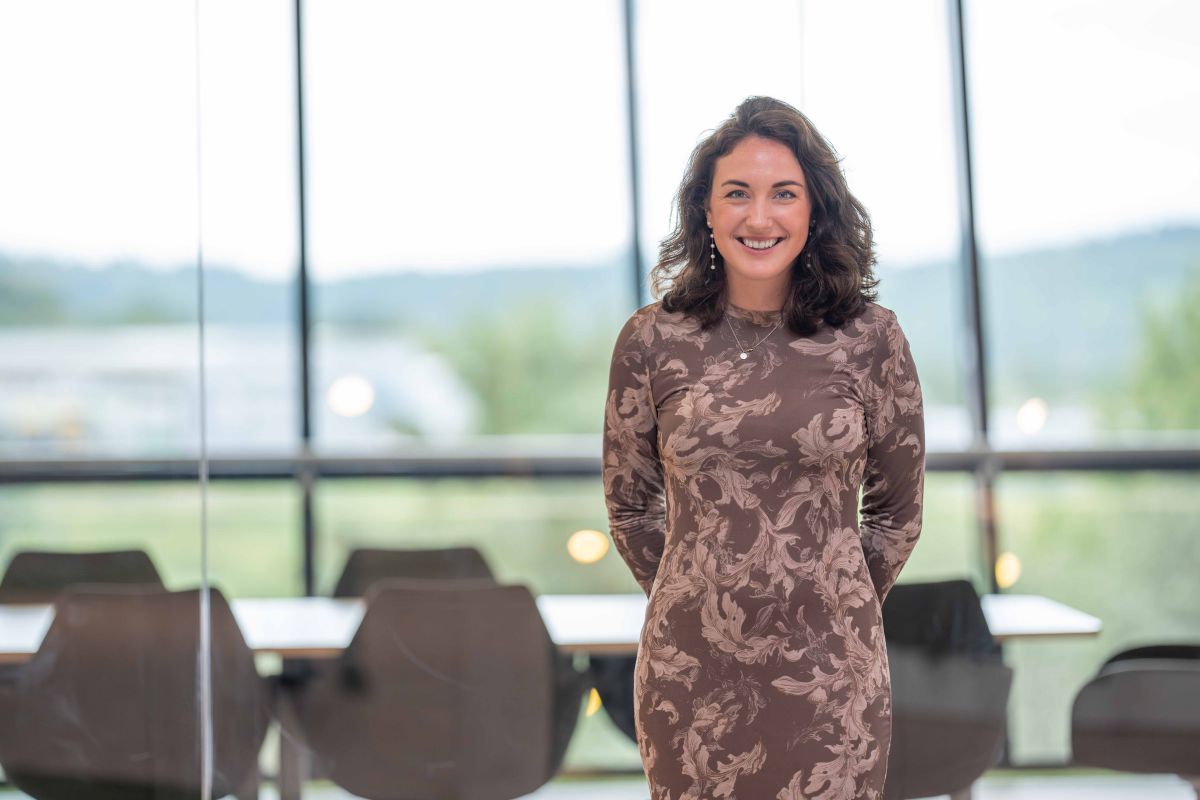 Céline Quervel, Jahrgang 1997, hält einen BA in Mediendesign und stieg 2020 nach ersten Stationen in diesem Bereich und als Produktmanagerin in die von ihrem Großvater Dr. Hans-Jürgen Hannig gegründete und geführte Classen-Gruppe ein. Zunächst wirkte sie im Corporate Marketing, übernahm später die Teamleitung und zeichnet heute als Head of Marketing. Parallel verantwortet sie seit 2023 auf Geschäftsführungsebene die Vertriebsaktivitäten der Gruppe. Ihre Schwestern Julie und Isabelle sind inzwischen auch in dem Familienunternehmen aktiv. "Wohngesundheit, Funktionalität und Design treffen den Nerv der Zeit"