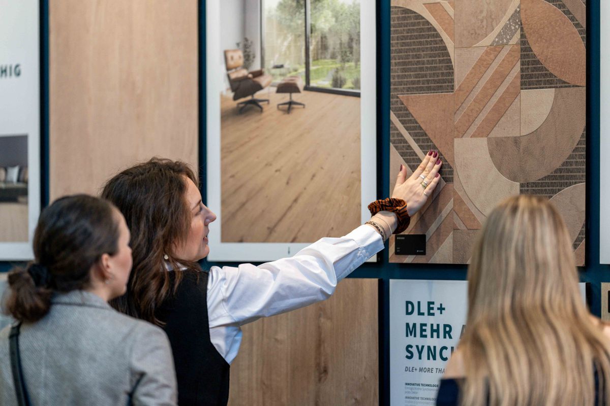Immer mehr neue Materialien, Technologien und Produktkonzepte machen einheitliche und verbindliche Standards wichtig, um Vergleichbarkeit und Orientierung für Handel und Verbraucher sicherzustellen. "Wohngesundheit, Funktionalität und Design treffen den Nerv der Zeit"