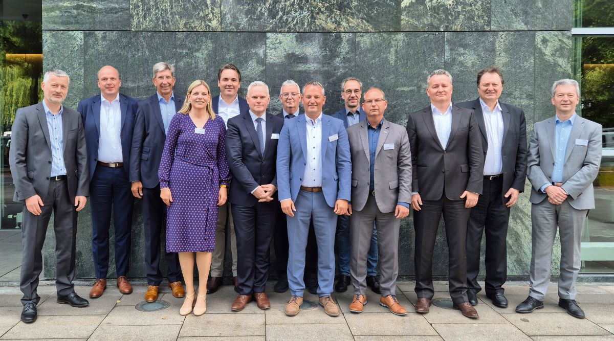 Der neu gewählte Vorstand der Deutschen Bauchemie (von links): Dr. Dieter Köster, Dr. Clemens von Trott zu Solz, Ulrich Meyer, Ina Hundhausen, <br>Dirk Sieverding, Peter Summo, Johann Hafner, Sebastian Kammerer, Dr. Jörg Leuninger, Harald Lüdtke, Holger Sommer, <br>Prof. Dr. Josef Felixberger und Dr. Hubert Motzet.<br> Gemeinsam Zukunft gestalten