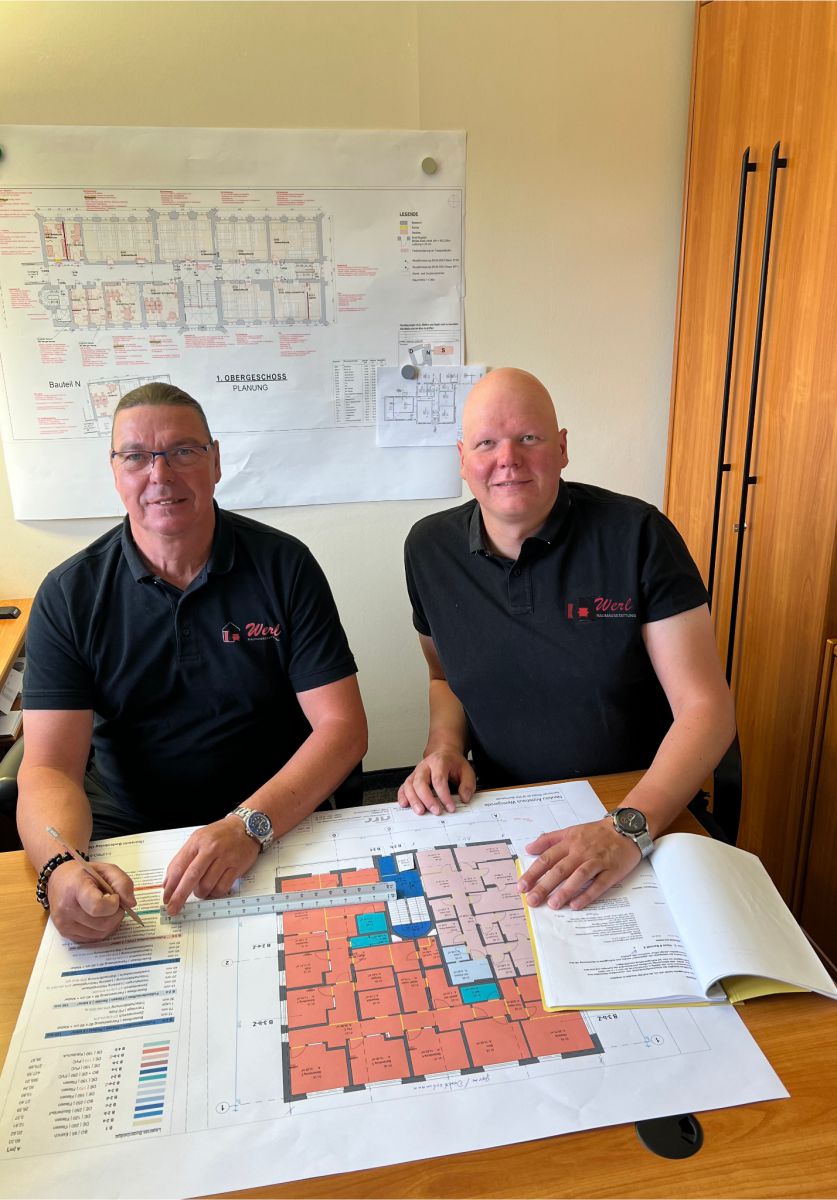 Geschäftsführer <br>Alexander Werl (rechts) und sein Vater <br>Torsten Werl, <br>zuständig für die Projekt- und Bauleitung, beraten sich für den nächsten Auftrag. Gute Bodenhaftung