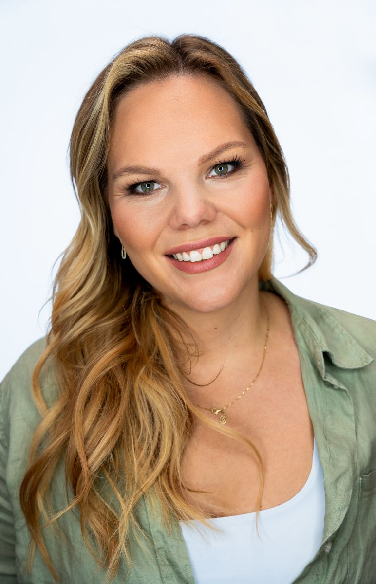 Clara Hunnenberg, <br>Geschäftsführerin Großhandel Hunnenberg<hr>Clara Hunnenberg (32) ist eine Unternehmerin aus Düsseldorf, die seit 2016 gemeinsam mit ihrer Mutter Heike Hunnenberg den gleichnamigen Großhandel für Bodenbeläge sowie eine Manufaktur mit angeschlossener Kettelei führt. Sie setzt sich öffentlich für die Belange des Mittelstands und des Handwerks ein. Besonders bei der Online-Netzwerk LinkedIn, aber auch schon bei der TV-Diskussionsrunde "Markus Lanz" vertritt sie ihre Meinung. Sie fordert mehr politische und gesellschaftliche Aufmerksamkeit für die Herausforderungen von Handwerksbetrieben, etwa bei Bürokratie, Fachkräftemangel und steigenden Kosten. Hunnenberg warnt davor, dass der Mittelstand zunehmend unter Druck gerät und sich viele Betriebe ohne geeignete Nachfolge auflösen könnten. Sie plädiert für ein moderneres Image des Handwerks, um junge Menschen für die Branche zu begeistern. Ihre Stimme steht exemplarisch für eine neue Generation im Handwerk, die sichtbar und engagiert ihre Interessen vertritt. Ihr Motto lautet: Nicht meckern, sondern selbst anpacken. Mitgestalten statt meckern