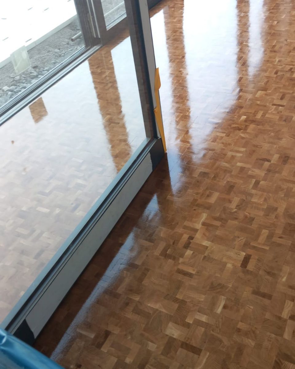 Wenn Klebstoff und Hirnholzparkett harmonieren