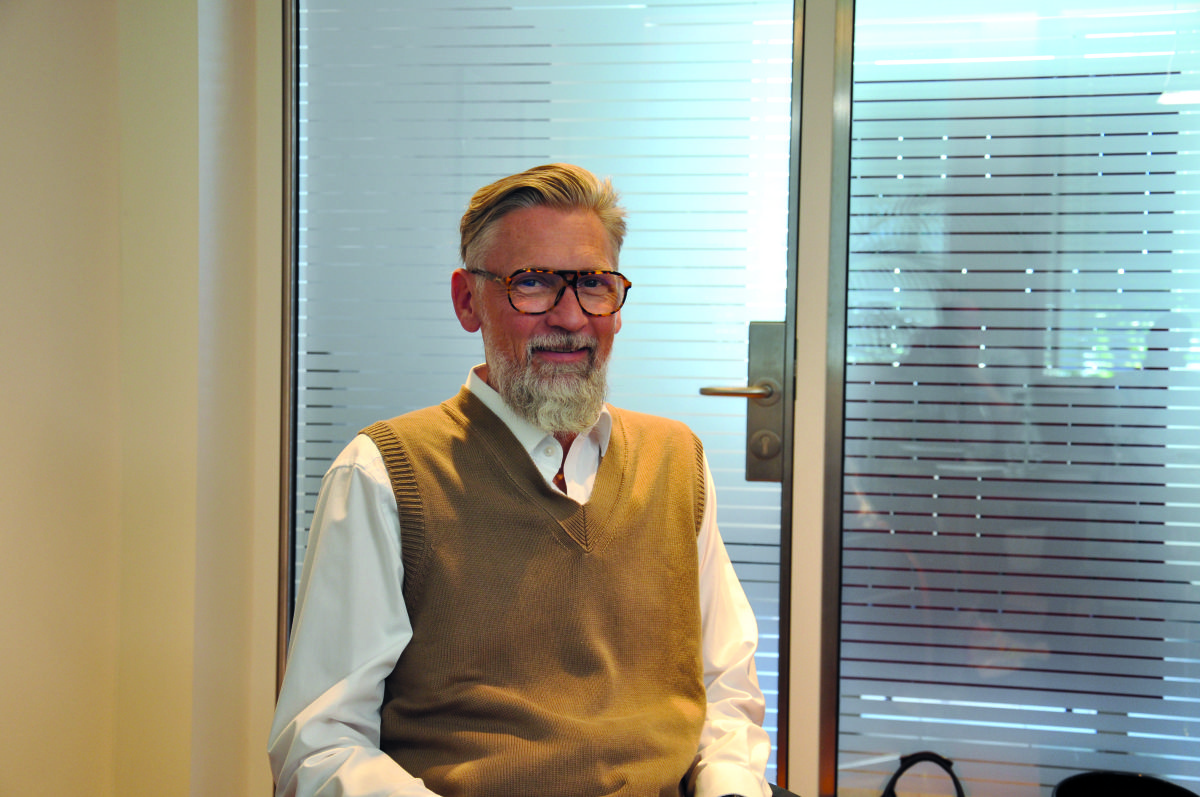 Thomas Schneider, Leiter Anwendungstechnik<br><br>Thomas Schneider (53) ist seit 2018 Leiter der Anwendungstechnik bei Uzin. Der gelernte Raumausstattermeister steht schon seit 2007 in Diensten der Ulmer. Zuletzt leitete er das internationale Produktmanagement, dann folgten Auslandsstationen als Leiter der internationalen Anwendungstechnik von Uzin sowie die Position des Area Director North America und Africa. Als Leiter der Uzin-Anwendungstechnik beschäftigt er sich unter anderem mit der technischen Beratung, dem Schulungswesen, dem Beanstandungsmanagement und der technischen Fußbodensystementwicklung.<br><br> "Estrichleger erhalten mehr Sicherheit"
