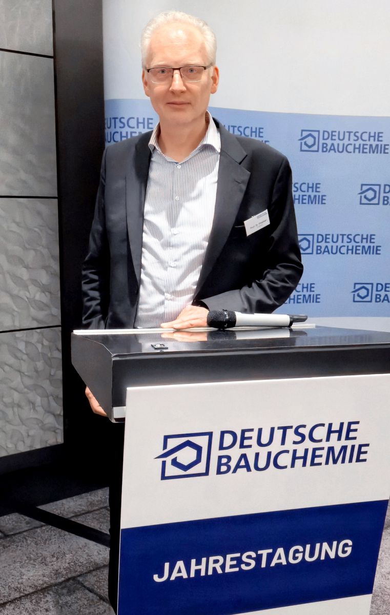 Prof. Dr. Dietmar Stephan, Zement-Experte<br><br>Prof. Dr. Dietmar Stephan studierte bis 1996 Chemie an der Universität Siegen und promovierte dort 1999 im Bereich Zementchemie. Nach einem internationalen Traineeprogramm und seiner Tätigkeit als Senior Scientist für Zementchemie bei Heidelbergcement war er von 2001 bis 2006 Habilitand am Institut für Anorganische Chemie und am Lehrstuhl für Bauchemie der TU München. Von 2006 bis 2011 war er Akademischer Oberrat im Fachgebiet Werkstoffe des Bauwesens der Universität Kassel und habilitierte 2010 zu Nanomaterialien im Bauwesen. Seit 2011 ist er Professor und Leiter des Fachgebietes Baustoffe und Bauchemie der TU Berlin, einem Stiftungslehrstuhl der Deutschen Bauchemie.<br><br> Zement – unverzichtbar, aber klimaschädlich