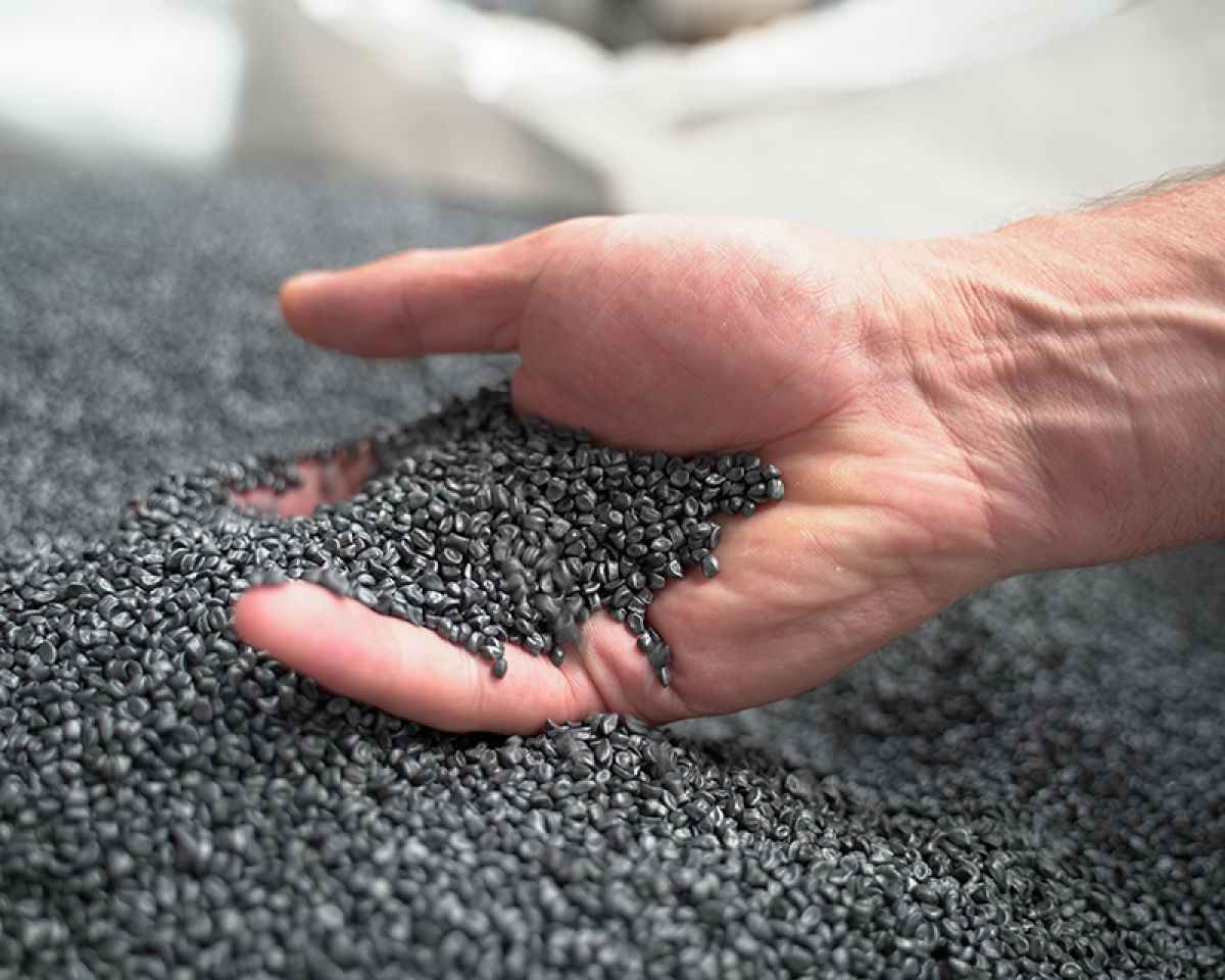 Ceramin – Nachhaltiges Material <br>für Boden- und Wandbeläge <br><br>2016 hat Classen die ersten Bodenbeläge auf Basis des Verbundwerkstoffs Ceramin vorgestellt, inzwischen nutzt ihn der Hersteller auch für Wandbeläge. Das Material besteht zu 40 % aus recyceltem Polypropylen (PP). Für die übrigen 60 % spricht der Hersteller von "einem natürlichen Mineral" sowie gesundheitlich und ökologisch unbedenklichen Zusatzstoffen, um die anwendungsspezifischen Eigenschaften des Trägermaterials zu optimieren. Ceramin ist frei von PVC und Weichmachern. Die Produkte sind vielseitig einsetzbar, auch in Nassbereichen. Denkbare weitere Verwendungsmöglichkeiten sind beispielsweise Gartenmöbel, Kunststoffinterieurs oder Transportbehälter.<br><br>Aufgrund seiner wohngesunden Eigenschaften trägt der Werkstoff neben dem Blauen Engel noch weitere Zertifikate. So bestätigt Cradle to Cradle Certified Material Health in Bronze, dass die verwendeten Chemikalien und Materialien unter Berücksichtigung des Schutzes der menschlichen Gesundheit und Umwelt ausgewählt wurden und sich positiv auf die Qualität der für die zukünftige Verwendung und Wiederverwendung verfügbaren Materialien auswirken. Die Einstufung "Red List Approved" des Declare-Labels bescheinigt dem Dryback-Belag Ceramin Flex, keine Inhaltsstoffe von der roten Liste des International Living Future Institute (ILFI) zu enthalten, von denen bekannt ist, dass sie ernsthafte Risiken für die menschliche Gesundheit und das gesamte Ökosystem darstellen. Und mit dem Solar Impulse Efficient Solution Label gehört Ceramin zu jenen 1.000 Technologielösungen, die der Umweltpionier Bertrand Piccard mit seiner Stiftung als Beitrag zur Reduzierung von CO<span class="tief">2</span>-Emissionen, Umweltverschmutzung, Energie- und Wasserverbrauch auszeichnen will. Informationen zur Ökobilanz erhalten Architekten und Planer aus der seit 2024 erhältlichen Umwelt-Produktdeklaration (EPD). Classen bringt Bodenbeläge zurück in den Produktkreislauf