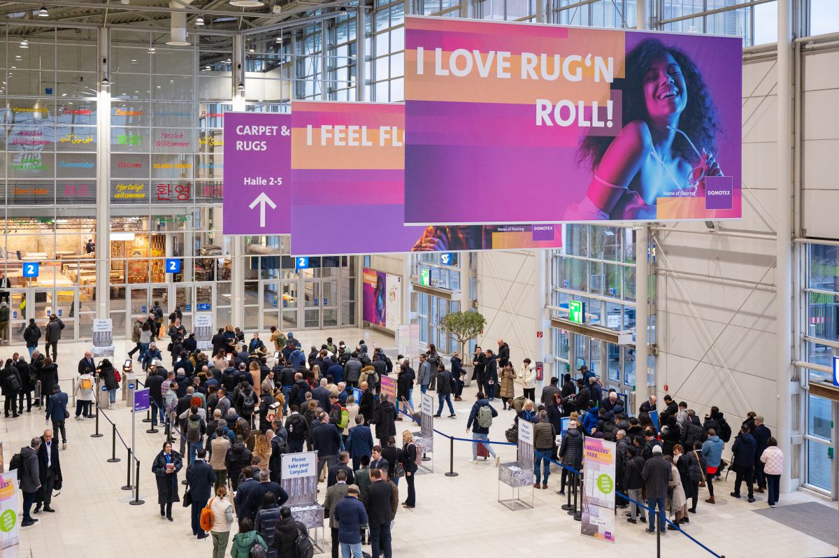 Rund 18.000 Besucherinnen und Besucher verzeichnete die Domotex zuletzt. Die Öffnung für neue Produktgruppen soll zusätzliche Zielgruppen anlocken. Messe für Bodenbeläge und Innenausbau