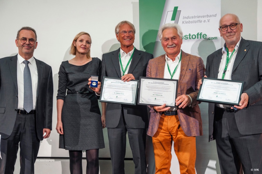 Dr. Boris Tasche (Henkel, Vorstandsvorsitzender IVK), Dr. Vera Haye (Hauptgeschäftsführerin IVK), Dr. Joachim Schulz (Eukalin Spezial-Klebstoff Fabrik), Dr. H. Werner Utz (Uzin Utz) und Ansgar van Halteren (ehem. Hauptgeschäftsführer IVK) IVK feiert 75-jähriges Bestehen