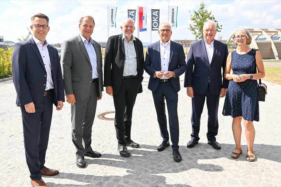 Minister Tarek Al-Wazir (3. von rechts) zu Gast in der Joka Zentrale Bodenbeläge Hoher Besuch bei W. & L. Jordan in Kassel