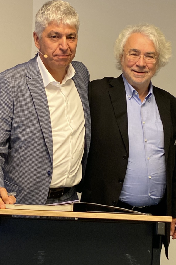 ABK-Geschäftsführer Thomas Fehr und Haustex-Herausgeber Michael Steinert bei der Vertragsunterzeichnung. ABK verkauft ABK Open und ABK Open Home an den SN-Verlag