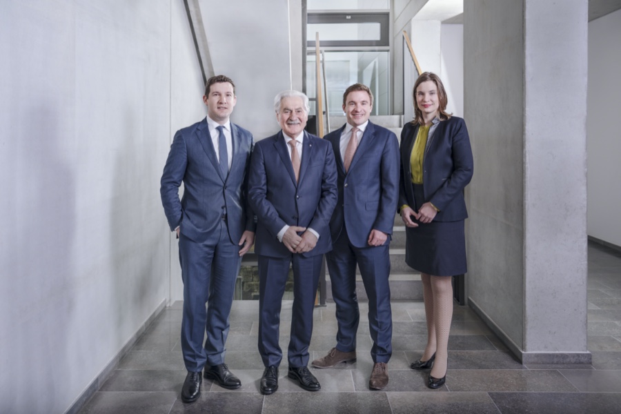 Dr. H. Werner Utz mit seinen Kindern Julian und Philipp, beide Vorstände im Familienunternehmen, und Tochter Amelie Klußmann, die seit 2019 dem Aufsichtsrat angehört. Uzin Utz: Dr. H. Werner Utz feiert 75. Geburtstag