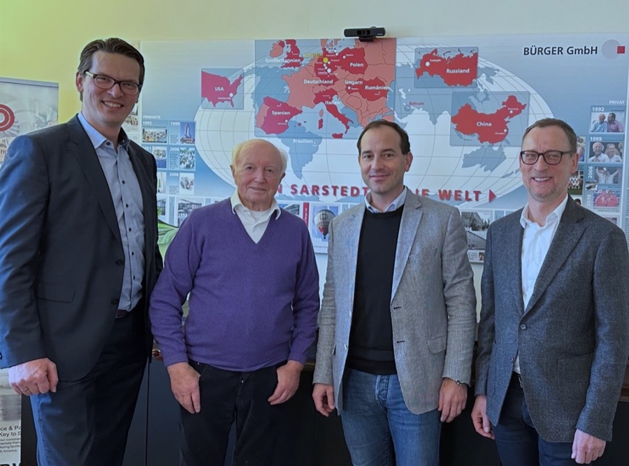 Felix Mölders, Gerhard Bürger, Siegfried Schröder. Dr. Rainer Barth Mölders-Gruppe beteiligt sich an BBH Bürger Bau- und Heimwerkermärkte