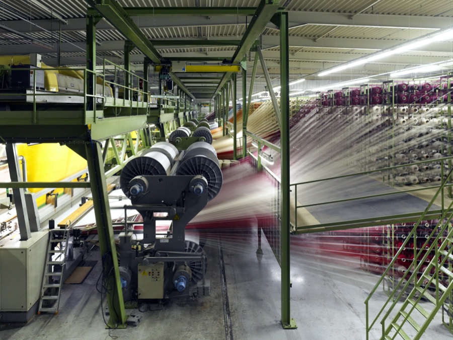 Noch laufen die Textilmaschinen in Flandern; aber diese Weberei von Ragolle gehört jetzt zur britischen Victoria Group. Perspektiven für die belgische Teppichbodenindustrie