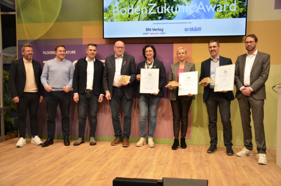 Die Preisträger des BodenZukunft Award 2024 zusammen mit den Gratulanten. Gewinner des BodenZukunft Award 2024 ausgezeichnet