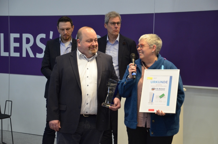 Norbert Rennert, Geschäftsführer F. D. Beissel Fussbodentechnik, und seine Ehefrau Sandra nahmen die Auszeichnung auf der Domotex entgegen. Netzwerk Boden: POHA-House ist Bodenprojekt des Jahres 2024