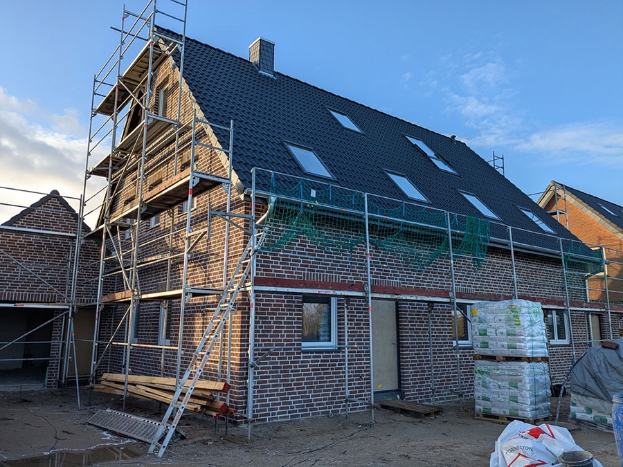 Im Oktober 2024 genehmigten die Behörden den Bau von knapp 4.400 Wohneinheiten bei Ein- und Zweifamilienhäusern (-6 %). Baugenehmigungen seit 29 Monaten rückläufig