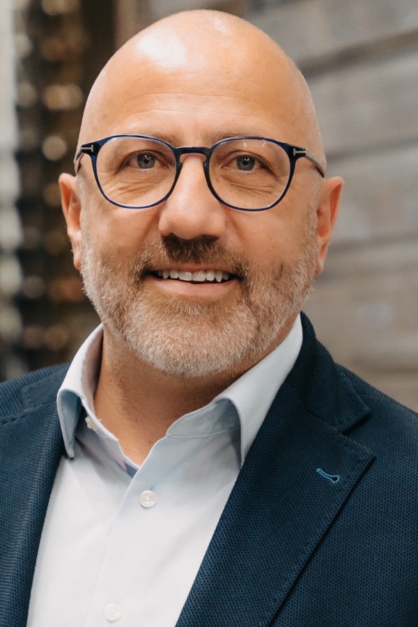 Der geschäftsführende Gesellschafter Andreas Kraler bezeichnet die Schließung als alternativlos, gleichzeitig aber auch als "einen schmerzhaften Abschnitt in der Unternehmensgeschichte, der mich als Eigentümer und Manager nicht kalt lässt". Hella schließt Standort Duisburg