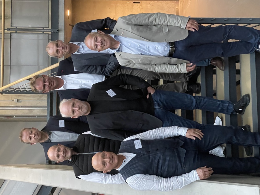 Vertreter der Schnittstelle Fußboden: (vorne) Holger Wiehle (BVPF), Manfred Weber (BVPF), Jörg Baumann (BV Farbe); (hinten) Bernd Lesker (TKB), Ronald Schenk (BSR), Ralf Vowinkel (ZVR) und Dr. Norbert Arnold (TKB). Initiative "Schnittstelle Fußboden" launcht Webseite