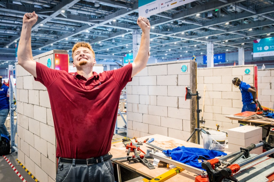 Worldskills 2026: Exzellenzmedaille für Fliesenleger Niko Schleicher